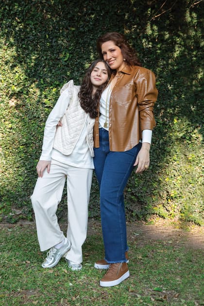 "Me hace acordar a mí cuando yo tenía su edad: a ella le encanta la música y el baile", dice Ligia sobre su hija Elisa, que tiene diez años. En Volumen 2, el último disco de Ligia, Elisa una participación; más precisamente, en el tema It’s a Lovely Day. "Cuando me dijo que quería cantar conmigo, David sugirió esa canción, que Doris Day cantó en una película", cuenta. En Mar del Plata, y durante una serie de conciertos que Ligia estaba haciendo, Elisa subió al escenario para cantar ese mismo tema con su mamá. Y ahora, en los nuevos shows que Ligia va a realizar, madre e hija cantarán juntas otra vez.