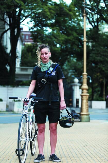 "Me he dado palos, me he caído, pero no me desalienta eso", dice ella, que trabaja en una mensajería y conoce muy bien la ciudad