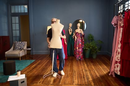 "Me inspiran mucho las tafetas, los brocados, esos géneros más armados", dice Adrián Brown