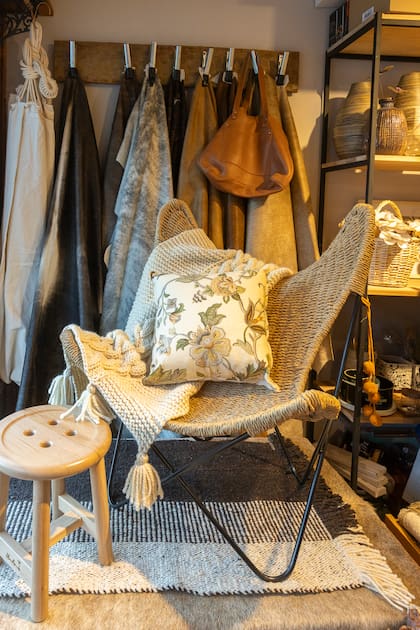 “Me interesa que los objetos tengan historia: que estén tejidos, tallados, forjados. Que sumen textura, calidez y siempre algo de naturaleza”, explica Sol