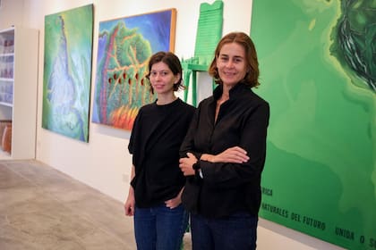 "Me parece que es muy importante que entren otras generaciones", dice Azul García Uriburu junto a su hija, Azul Pereda