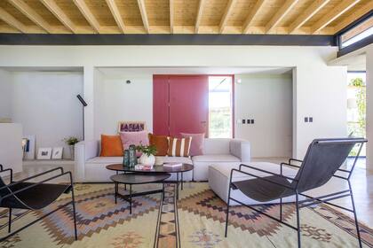 "Me pareció que a la casa le faltaba un toque de algo", cuenta Agustina sobre el rojo ‘Positive Red SW 6871’ (Sherwin Williams) elegido para la puerta y sus marcos.