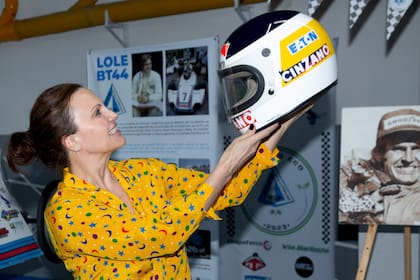 "Me pareció una charla divina para los chicos", dijo Cora, quien no sólo está gestando un libro con fotos inéditas de la carrera automovilística de su padre, sino otro, más personal, en el que promete contar cómo fue su infancia en ese mundo tan competitivo. En la foto, la hija de Lole sostiene una réplica de tamaño real del casco que Lole usó en 1978 realizada por Gustavo Larribe, quien también diseñó y pintó todos los cascos para la serie de Ayrton Senna de Netflix.