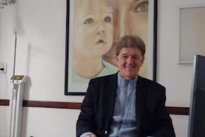 Quién es el pediatra que atendió a tres generaciones de pacientes y que aún sigue trabajando