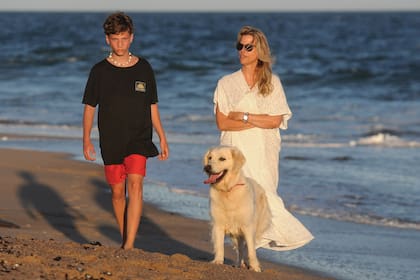 “Me quedó una sensación horrible de lo impredecible que es la vida y que todo puede cambiar en un segundo”, dice la hermana de "Su" mientras camina con Paquito y su perra Kenia.