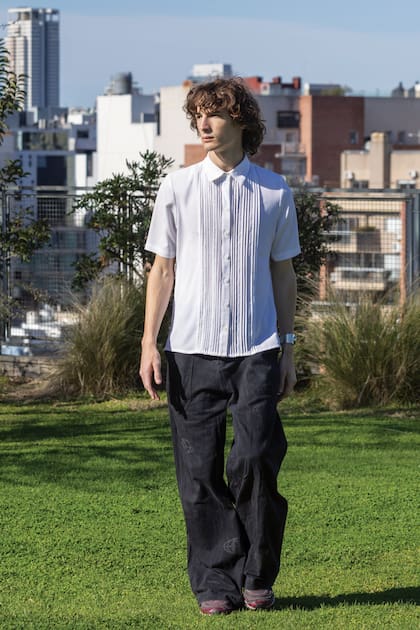 “Me resulta difícil
mirarme en la pantalla,
pero estoy tratando de
hacer una tregua conmigo
y ser más amable; sé que
estoy en plena etapa de
aprendizaje", dice el nieto de Luis Alberto Spinetta