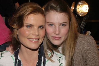 "Me siento conectada con mi mamá y con mi tía Margaux. Y, detrás, está toda esta historia familiar. Cuando empecé con este trabajo quería llevar este apellido. Me identifico con él. Creo que es una especie de herencia, un regalo", ha dicho ella sobre su apellido. Acá, junto con su madre, Mariel, durante el Olympus Fashion Week Fall, en Nueva York, en 2005