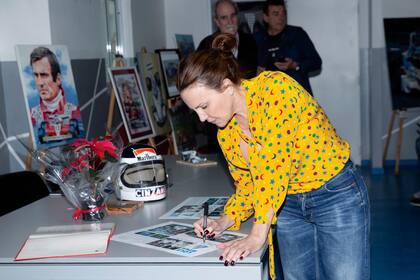 “Me siento muy honrada”, manifestó la hija del piloto mientras dejaba una dedicatoria con su firma para la Escuela de Educación Secundaria Técnica N ° 6 de Avellaneda.