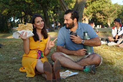La periodista española utiliza su simpatía para explorar y vivenciar los hábitos y costumbres de cada país