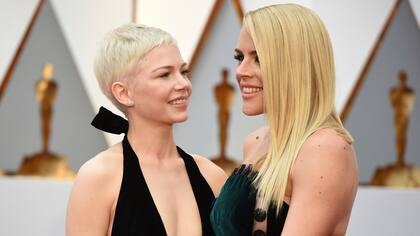 Me voy a la alfombra con una amiga. Michelle Williams junto a Busy Philipps