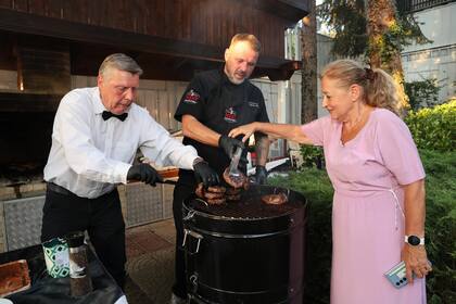 “Meat Revolution ofreció una degustación de ojo de bife argentino de la más alta calidad y de su nuevo producto hashair (mini hamburguesas de alta calidad elaboradas con carne de ojo de bife, también de la Argentina). Esos productos se comercializan con la bandera argentina en los principales supermercados de Bulgaria (Lidl, Kaufland, Fantástico, etc.)", destacaron