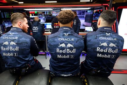 Mecánicos de Red Bull aguardan su momento de acción; en los primeros cinco minutos de la sesión no hubo actividad.