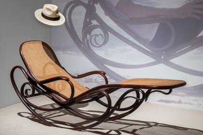 Mecedora diseñada por Michael Thonet, una pieza icónica. En la imagen proyectada, el director del Museo Vitra y dueño de la colección, Alexander von Vegesack