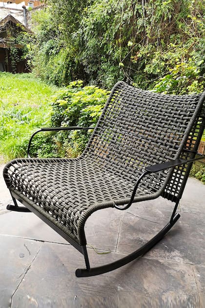 MECEDORA TÓNICA. Estructura de hierro y trama en cordón náutico tejido. Medidas: 85 cm de ancho, 95 cm de profundidad y 92 cm de alto. @frags.collection