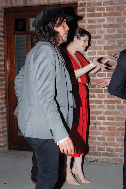 Mecha Iñigo, al rojo vivo y con stilettos, da la bienvenida a los invitados. En la imagen, junto a Zorrito von Quintiero.