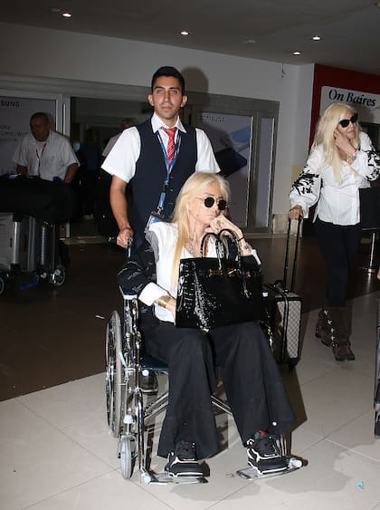 Mecha salió del aeropuerto en silla de ruedas asistida por personal de la aerolínea