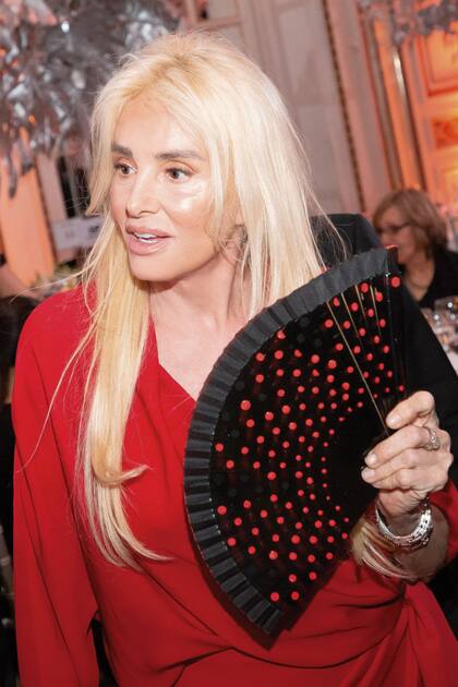 Mecha Sarrabayrouse, muy coqueta con un abanico a tono con su vestido.