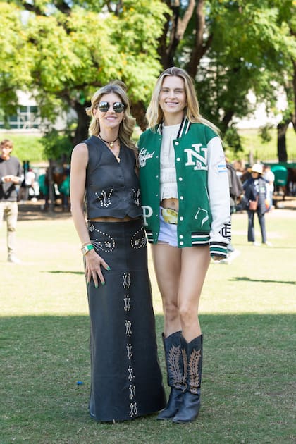 Mechi Venancio y la cantante Chule von Wernich, en el palenque de La Natividad, apoyando a sus amores: Pablo Mac Donough y Barto Castagnola respectivamente.