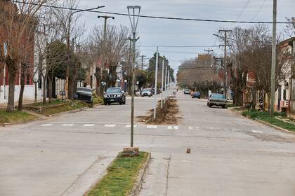 Mechita, el pueblo que comparte dos jurisdicciones, Bragado, donde aún no terminaron de instalar las luminarias y Alberti, donde ya están desde hace mas de un año