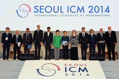 Foto grupal de los cuatro ganadores de la medalla Fields de este año, hoy, en la apertura del Congreso Internacional de Matemáticos en Seúl