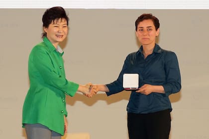 La iraní Maryam Mirzakhani, de 37 años, profesora en Stanford, se convirtió hoy en la primera mujer galardonada con la medalla Fields