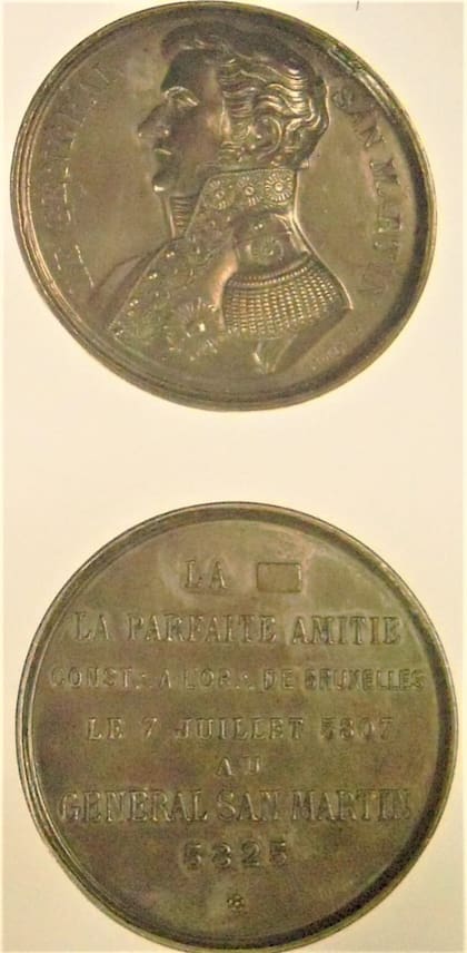 Medalla masónica de La Perfecta Amistad, que fue acuñada en homenaje a San Martín en 1825; en el reverso indica el año 5825, que los masones vinculan con el verdadero año de la creación de la civilización