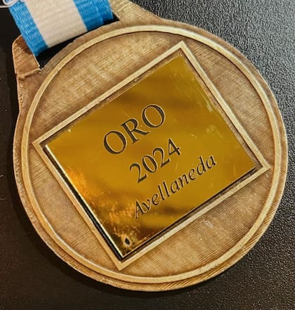 Medalla obtenida por Alejandro tras ser reconocido su alfajor como el mejor en la categoría industrial