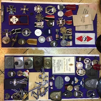 Medallas, gorras y documentos incautados