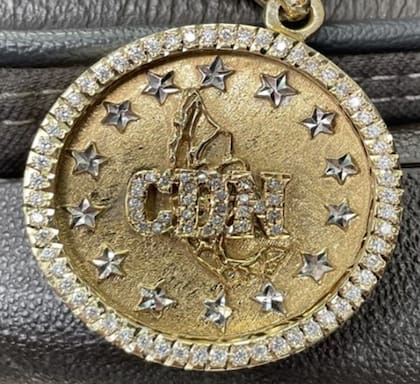 Medallón incautado que identifica a los miembros de alto rango del Cartel del Noreste (como "Miguelón" y "El Ricky")