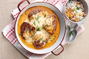 Medallones de lomo gratinados con salsa de sidra de manzana