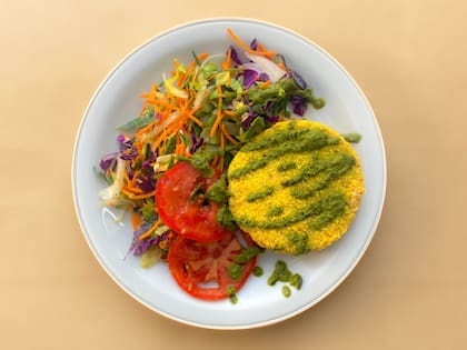 Medallones de mijo y calabaza con aderezo de hojas verdes y ensalada fresca