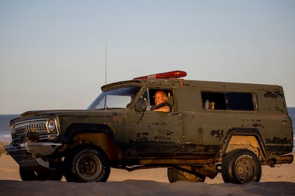 Miguel Britos es "El rey de los médanos". Hace 40 años que saca a los turistas cuando se hunden en la arena con sus 4x4 en La Frontera, en Pinamar
