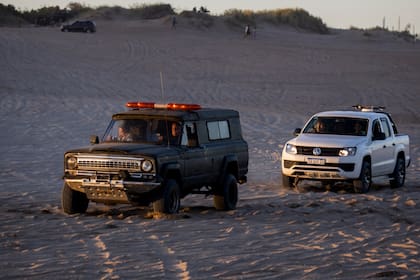 Miguel Britos es "El rey de los médanos". Hace 40 años que saca a los turistas cuando se hunden en la arena con sus 4x4 en La Frontera, en Pinamar