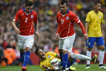 Medel (17} tras pisar a Neymar