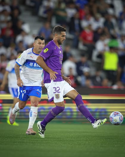 Medel en acción, marcando a Joaquín Larrivey, en un partido reciente entre Deportes Concepción y Universidad Católica