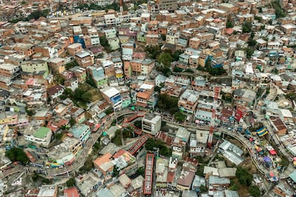 La Comuna 13, en Colombia, uno de los barrios más violentos de Medellín que se volvió un hito de la integración urbana cuyo modelo fue tomado por la ciudad de Buenos Aires