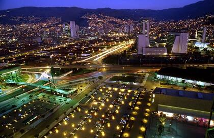 Medellín cautiva a locales y turistas por igual, consolidándose como una de las joyas de Colombia