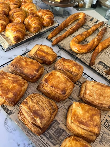 Medialunas, facturas y especialidades argentinas recién horneadas en Marsella