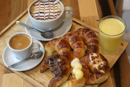 Medialunas que sobresalen gracias a una tradición pastelera centenaria, realzada ahora por la ascendente tendencia del café de especialidad.