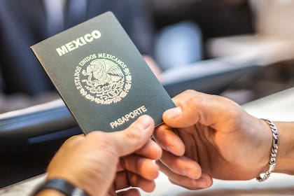 Mediante el formulario OP7, un padre o tutor manifiesta su consentimiento para el trámite del pasaporte mexicano dirigido a un menor
