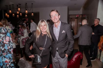 Mediante el uso de apellidos ilustres, lograron infiltrarse en círculos de alta sociedad y eventos financieros exclusivos en los Hamptons y Palm Beach