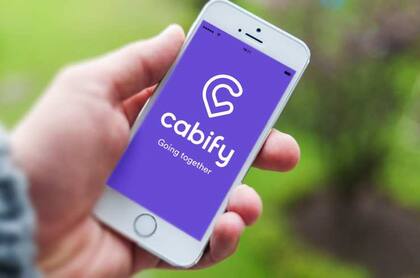 Mediante la app de Cabify es posible acceder a viajes seguros y geolocalizados