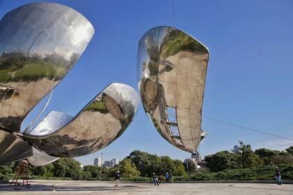 Mediante un sistema de lingas y dos grúas de gran porte los pétalos fueron retirados de la estructura y trasladados en carretones