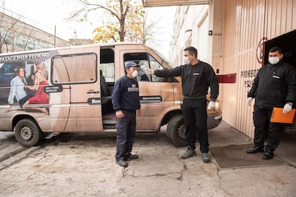 Medición de temperatura en Patagonia Flooring, donde la combi de la empresa se encarga del transporte