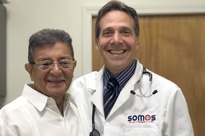 Diego Ponieman, junto a uno de sus pacientes.