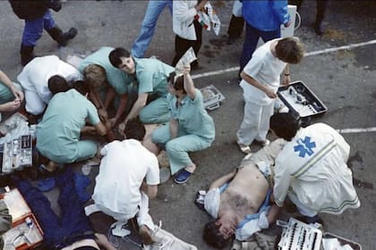 Médicos asisten a los heridos en la tragedia del estadio de Heysel, el 29 de mayo de 1985