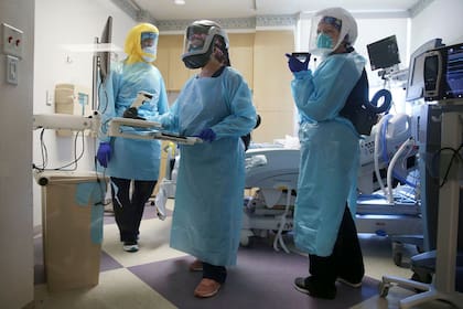 Médicos atienden a un paciente con COVID-19 en la Unidad de Cuidados Intensivos (UCI) en el Centro Médico Regional El Centro, en El Centro, California