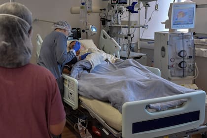 Médicos atienden a un paciente infectado por Covid-19 en la Unidad de Terapia Intensiva del hospital Albert Einstein de San Pablo, Brasil, el 16 de noviembre de 2020