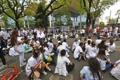 Médicos de la ciudad de Buenos AIres protestan en la sede de gobieno porteño