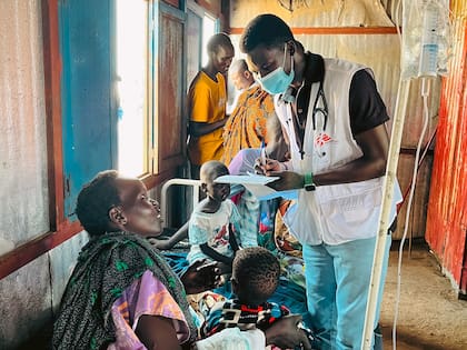 Médicos de MSF atienden a niños dentro de la unidad de aislamiento contra el sarampión en el campo de refugiados de Um Sangour, en el estado del Nilo Blanco.